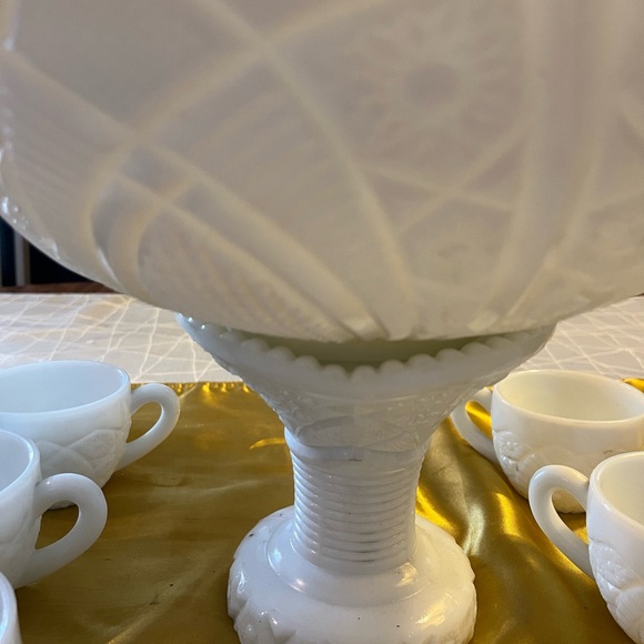 1950s mckee milk glass punch bowl with 10 cups - Picture 5 of 13
